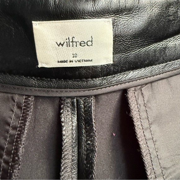 The Effortless Pant™ New
High-waisted wide-leg Vegan Leather pants si 10 - Picture 4 of 16